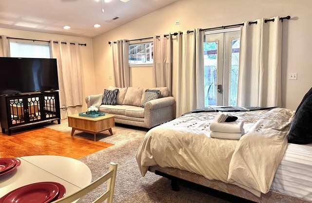 King Bed Guest Studio w/covered parking, private patio, Kitchenette,