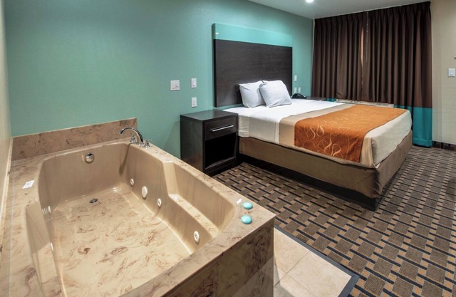 King Bed Hot Tub Non Smoking - Scottish Inns, In-Room Hot Tub, Near Highway