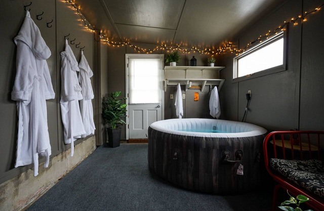 King bed, Hot Tub, Family Friendly