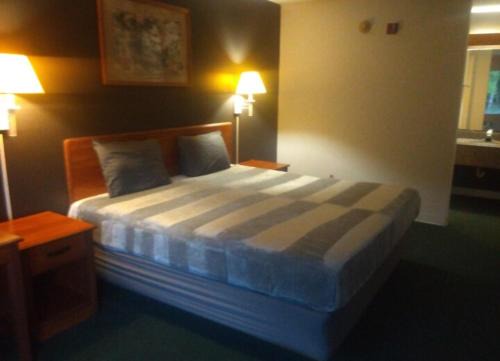 King Bed Hotel Studio 140