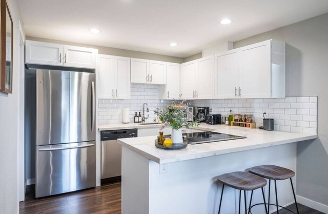 King Bed | In Unit Laundry | Mins to Seattle