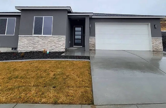 King Bed, Large Kitchen, Yard & Garage 6660