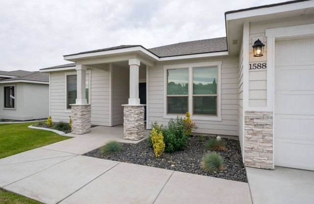King Bed, Large Yard & 3 Car Garage 4/2 - #1588