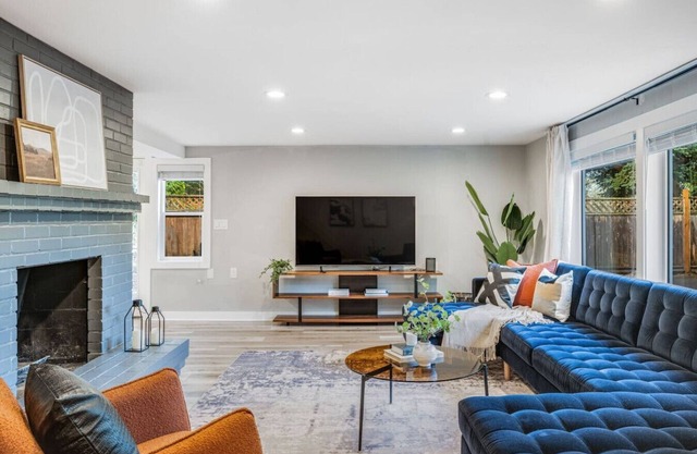 King Bed | Laundry | Mins to Seattle | Game Room