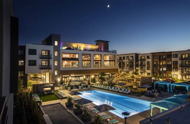 KING BED - Luxury FULLY FURNISHED Condo - 24/7 Gym Pool Jacuzzi in Menlo Park