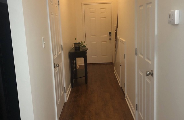 King Bed Mins From Downtown Bowling Green
