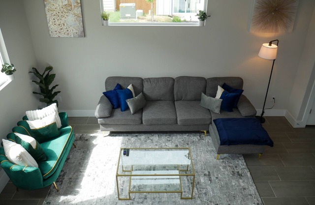 King Bed, Minutes from Downtown and Pearl, Entire House