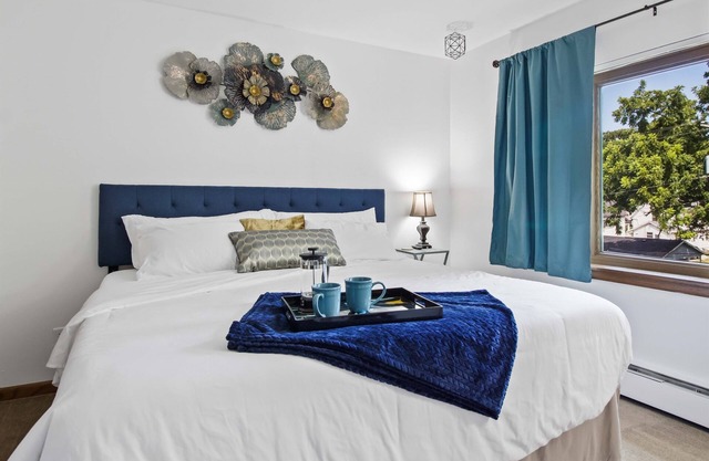 King Bed - FAST WiFi - Near Froedtert