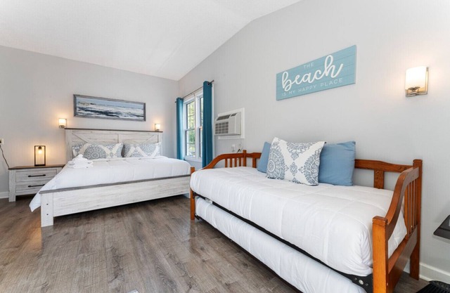 Cozy King Suite Steps to the Beach 441