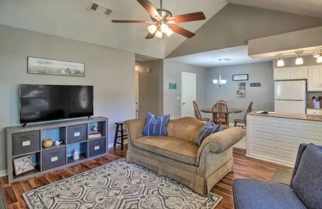 *King Bed* Peaceful Getaway Near the Reservoir