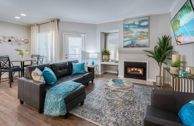 King Bed / Prime Location / Private Garage