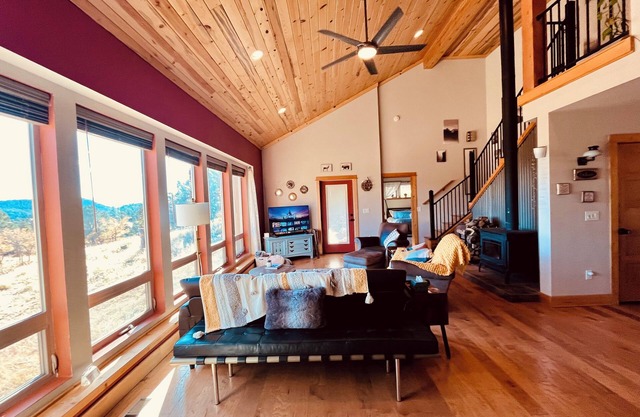 King Bed - Private and specious Gateway Retreat