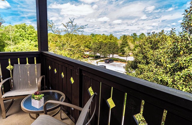 King bed - private balcony - pool & hot tub - sleeps 4 - top floor unit
