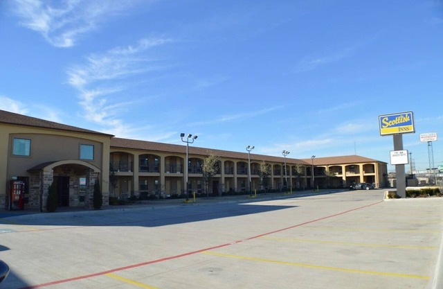 King Bed, Scottish Inns, Comfy Workspace, Free Parking, close to Sundance Square