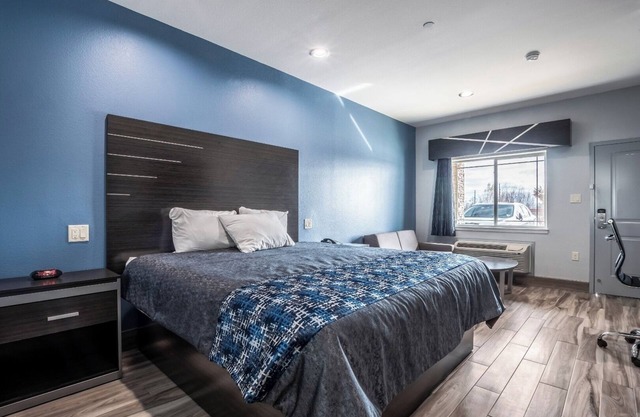 King Bed, Scottish Inn Katy, Kitchenette, Close to Mary Jo Peckham Park