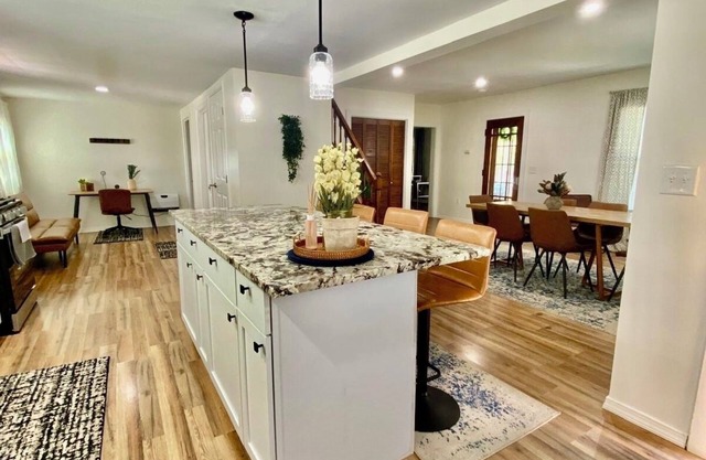King bed, Spacious 4 bed, 2bth house with a workspace, laundry in unit, WiFi.