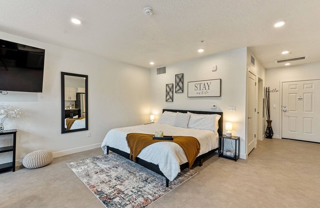 KING Bed/Studio Apt/Gym/Garage