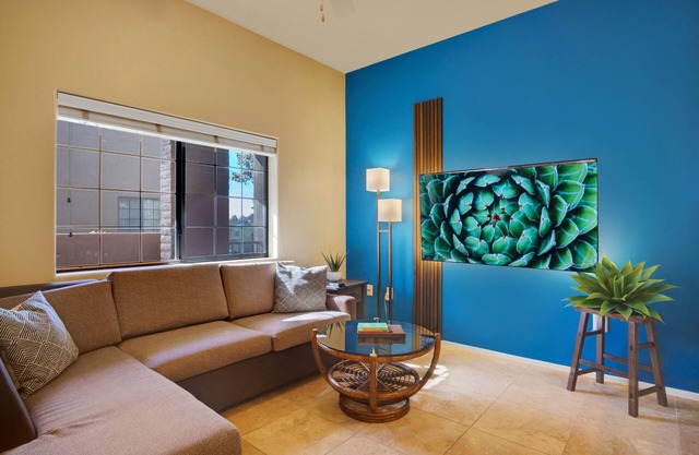 King Bed Suite Condo: Pool + Hot Tub Access