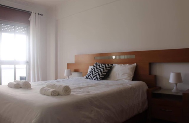 King Bedroom 1 In Sintra- Massamá Next To Train Station