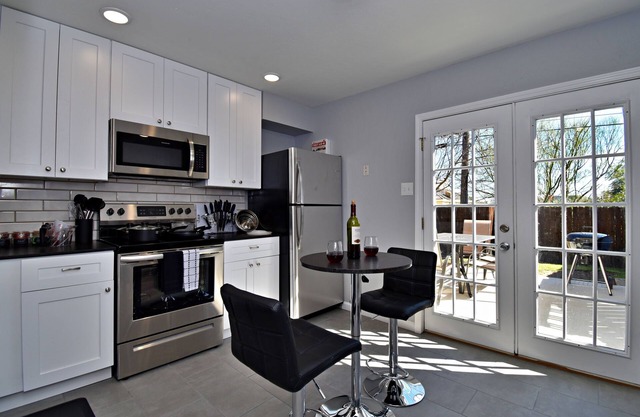 ✪ King Beds ✔ 2 Bdr Townhouse w/ Private Backyard