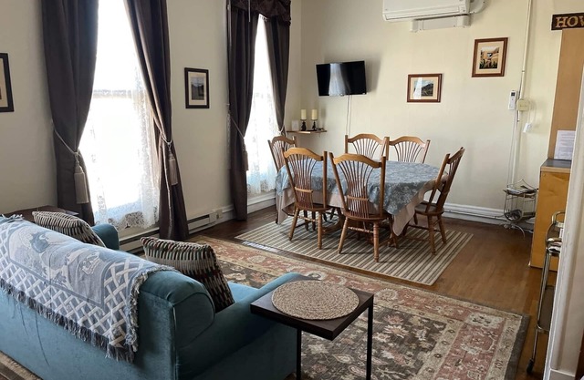 Antelope Suite, umgebaut 1894 Historic Hotel w / Main Street View & Housekeeping