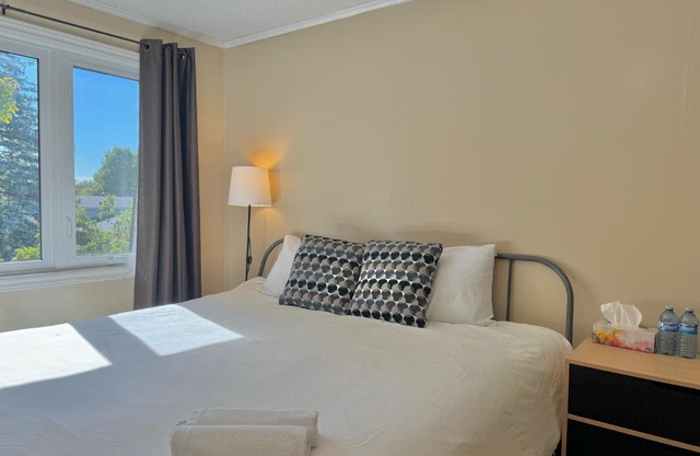 King size bedroom & private bathroom & free parking