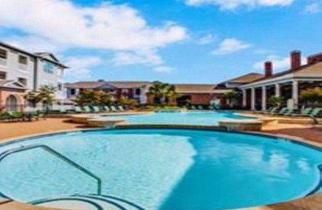 King Sized Bed w Pool and FREE PARKING in The Woodlands