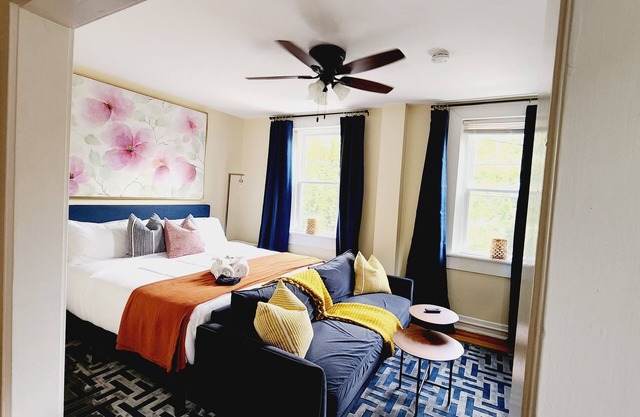King St Fashionable Unit. Location is Key! Be In The Center Of All The Action