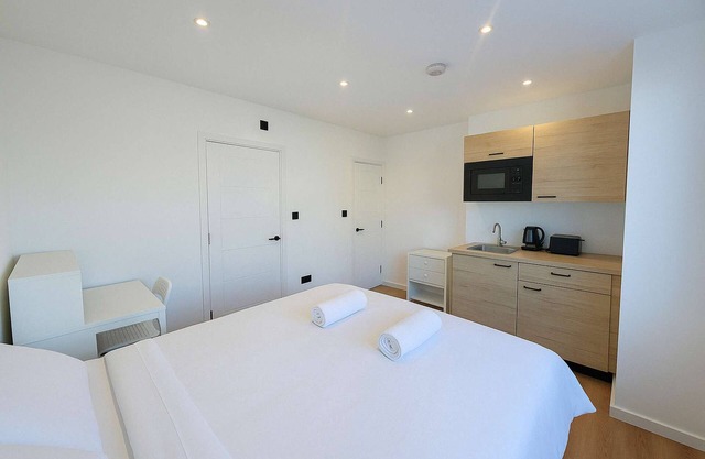 King Studio Flat | Private Bathroom & Kitchenette