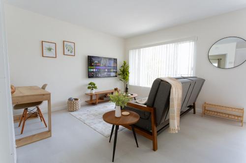 King Suite - 2min Walk to Beach Close to Downtown!