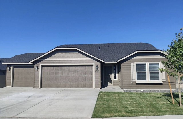 King Suite, 3 Car Garage & Fenced Yard