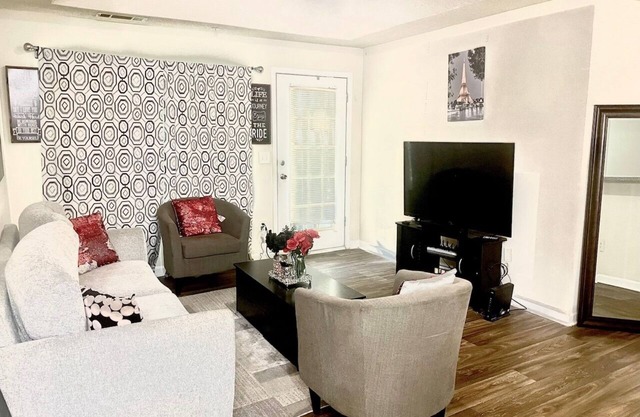 King suite 3BDRM 2Bath 5 beds 15 mins from downtown Atl & Mercedes-Benz Stadium