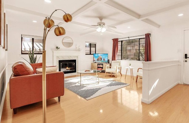 King Suite, 5 Queen beds Spacious Modern Home
