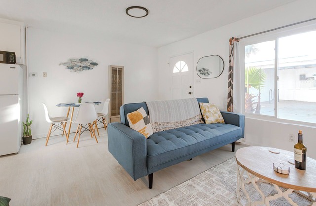 King Suite - Cozy Home Steps To Beach, Close to Restaurants, Shops & Pier