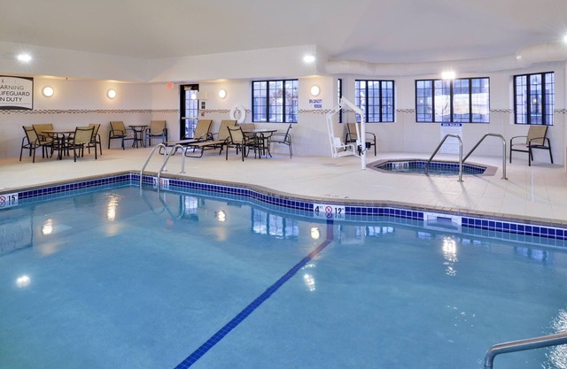 King Suite | Free Breakfast + Shared Pool & Hot Tub. Close to Mayo Clinic!
