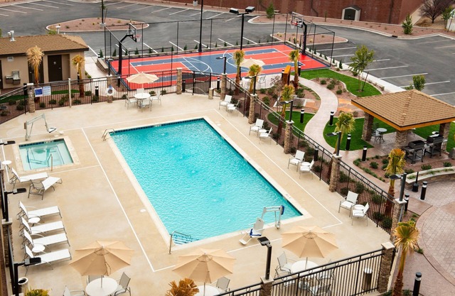King Suite | Free Breakfast + Pool & Hot Tub Acess. Couples Retreat!