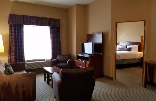 King Suite. Free Breakfast. Gym. Near Mercy Hospital Northwest Arkansas!