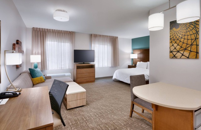 King Suite. Free Breakfast. Pool & Hot Tub. Gym. Near Traverse Mountain Shopping Center!