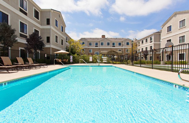 King Suite | Free Wi-Fi + Breakfast, Pool, Gym.