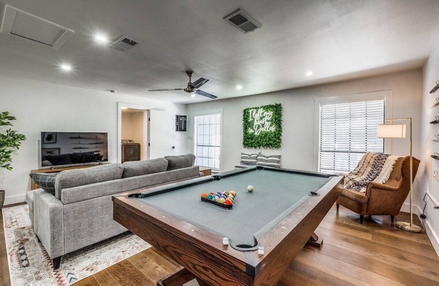King Suite + Game Room | 15 Mins From Everything!