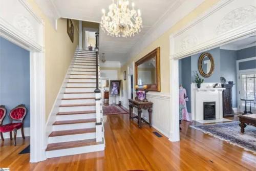 King Suite in Historic District, Downtown Stay