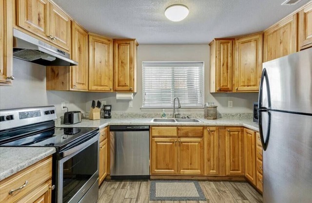 King Suite, Wide Backyard, Lots of Parking!