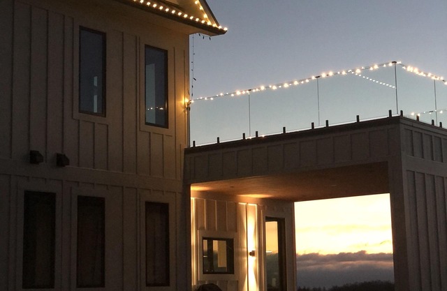 King Vista luxurious country estate with pool and hot tub
