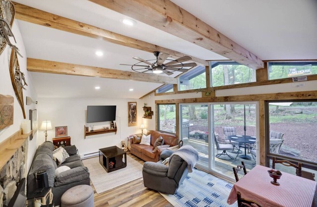 KingBed+A/C+Lake+Romantic+Getaway+Nightlife+Relax+Outlets+Chalet+FirePit+lake