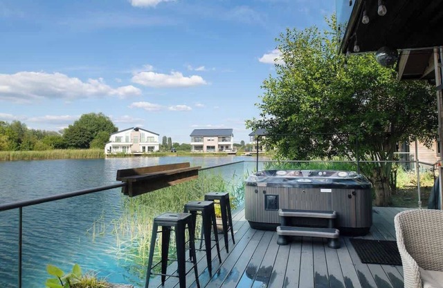 Kingfisher | Cotswold Lakehouse | Hot Tub & Kayak