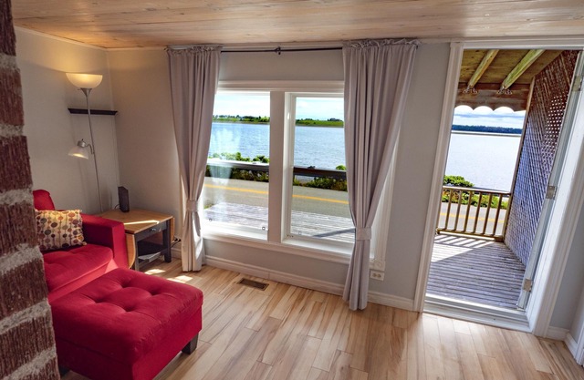 Kingfisher's Beach House kayaking heaven on the ocean sheltered by huge sandbar