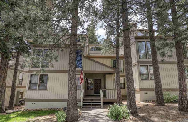 Kings Beach 2 bed townhouse minutes from Lake Tahoe and Northstar