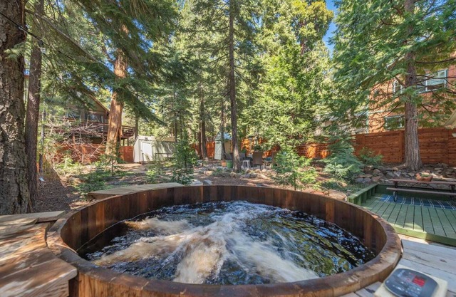 Charming Cottage w/ Hot Tub Near Beach!