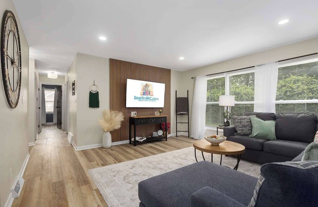Kings Beds w/TV in Every Room Near DT LeesSummit!