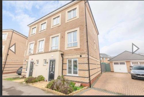 Kings Reach Slough nr Legoland and Ascot Stylish Homely House Sleeps Eight